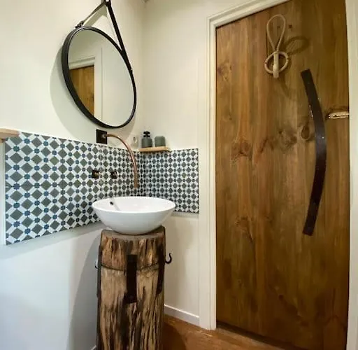 Pine - Direct Train To Porto Villa *